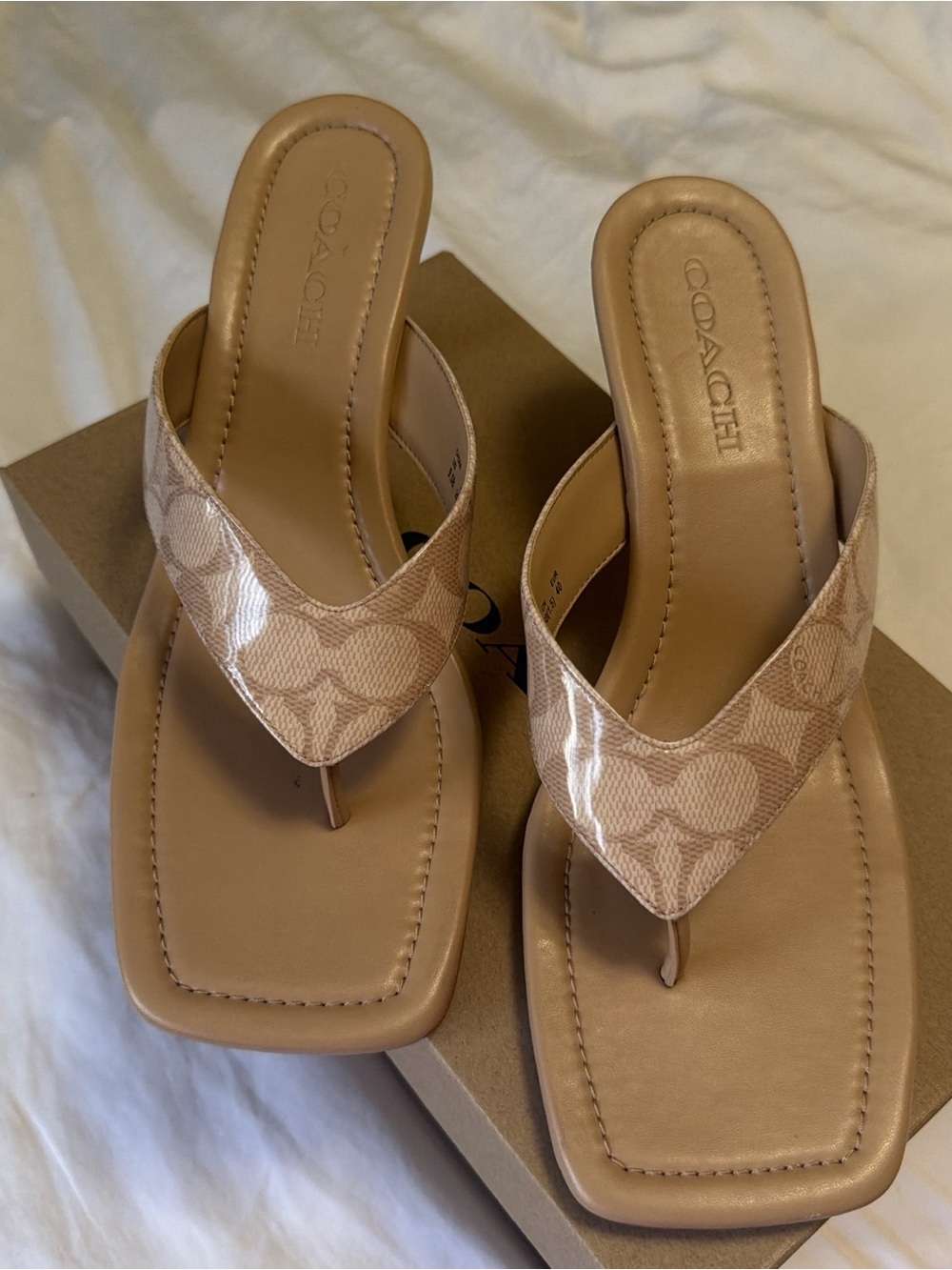 Coach Women’s Tan Logo Kitten Heel Thong Sandals size 9.5 - Picture 2 of 5